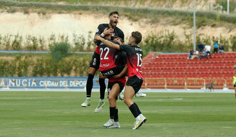 Imagen de los jugadores de La Nucía ante el Calahorra