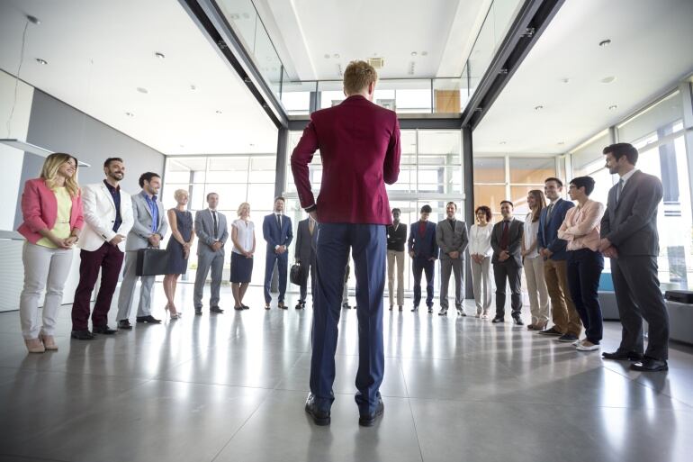 Un jefe frente a sus empleados