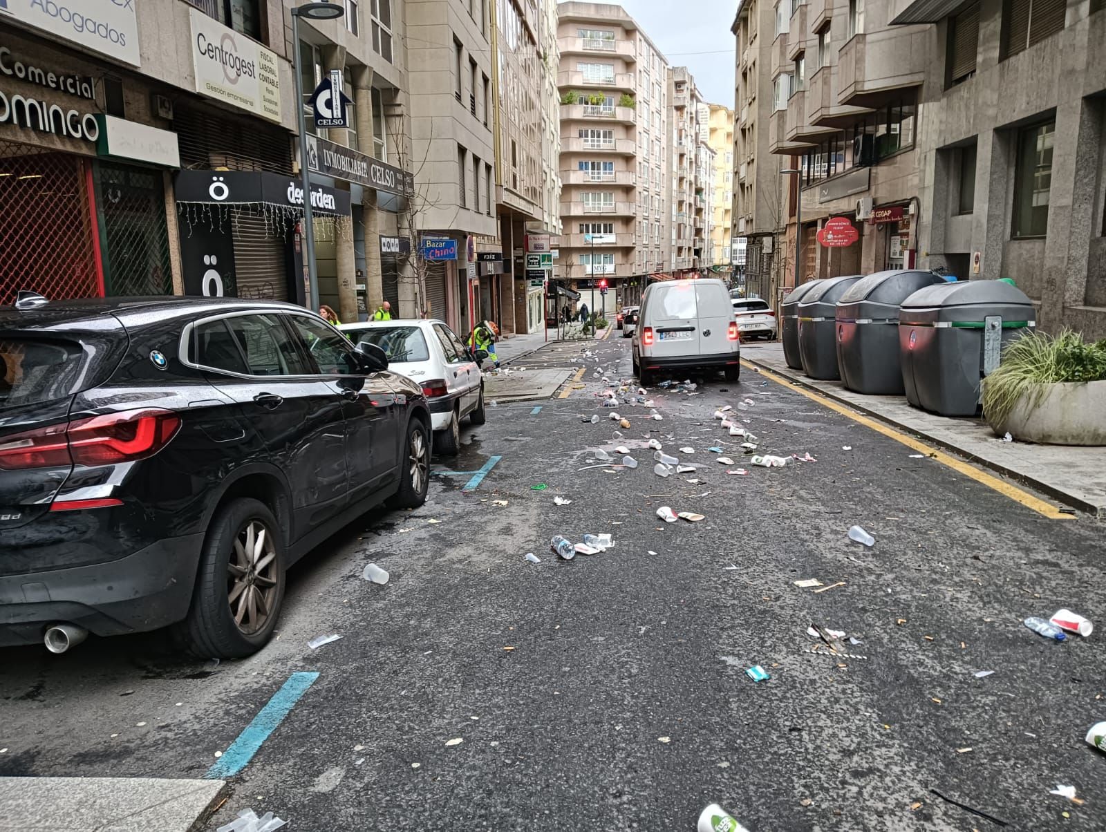 La calle Valle-Inclán, a la altura de de la discoteca "Desorden", estaba así el domingo a las 9:30 de la mañana