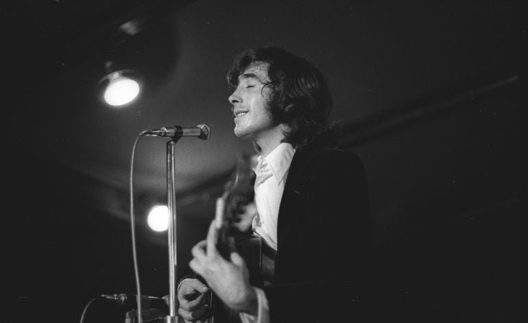 Joan Manuel Serrat en una actuación en Playa de Aro (Girona) en agosto de 1972. 