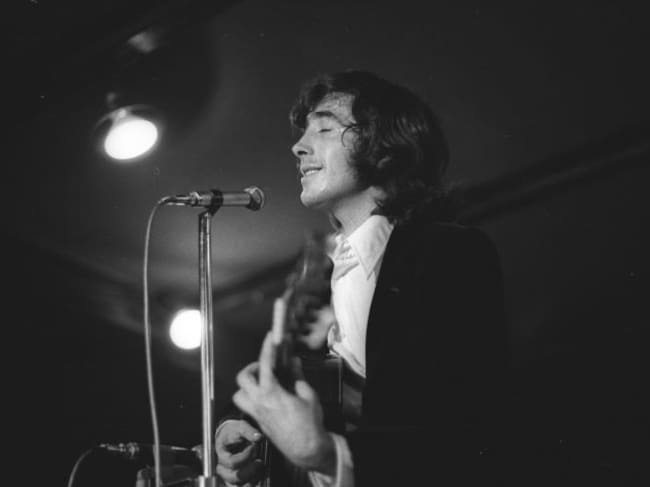 Joan Manuel Serrat en una actuación en Playa de Aro (Girona) en agosto de 1972.