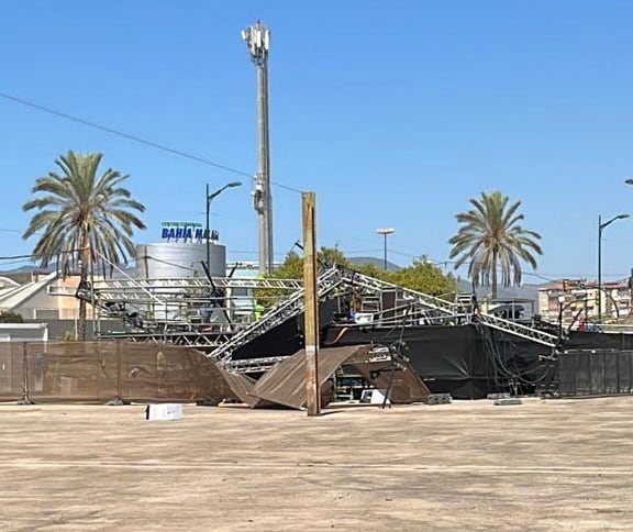 Se desprende parte del escenario de la zona joven del real de la Feria de Málaga