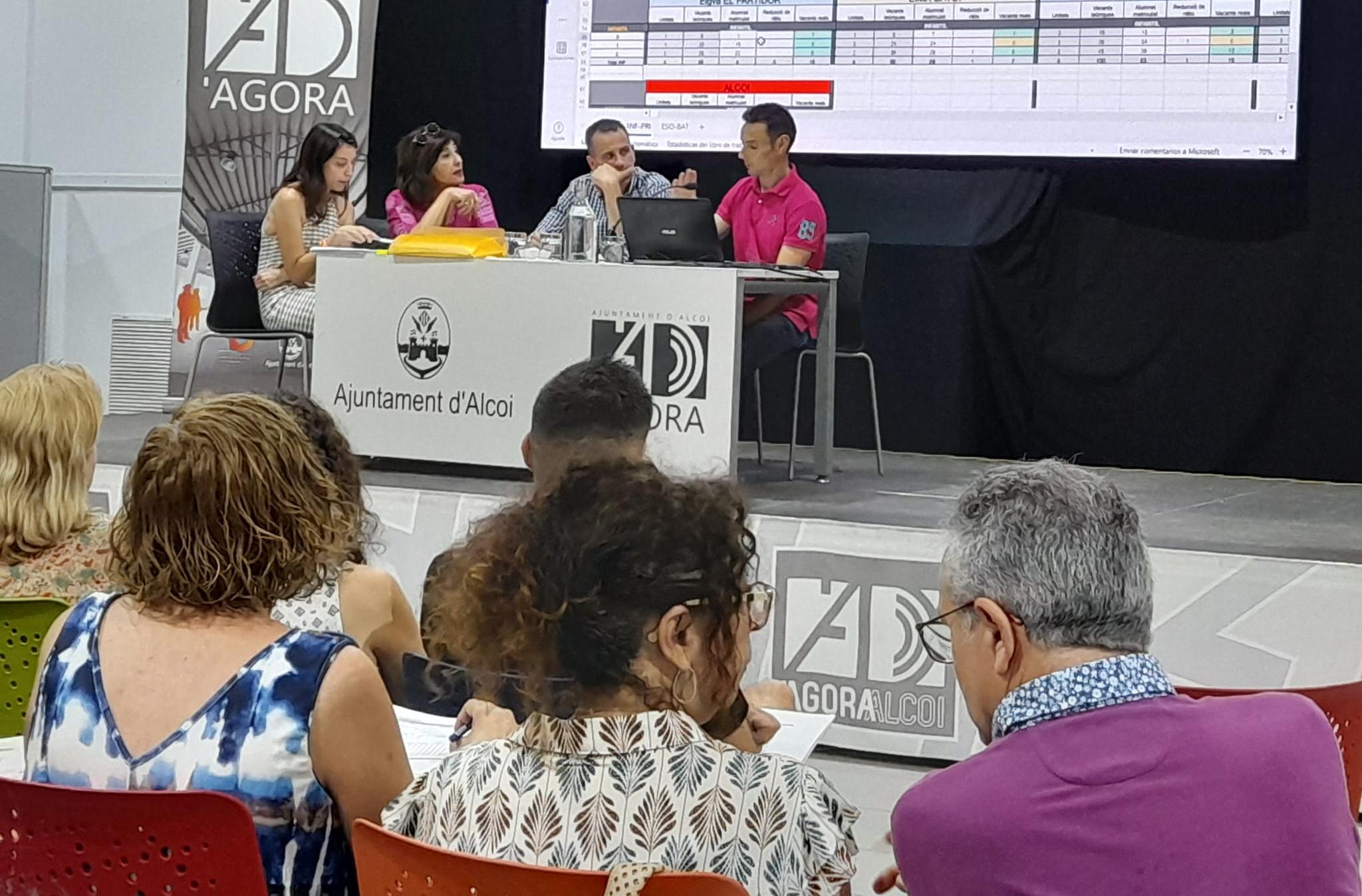 El Consejo Escolar de Alcoy se reunió este jueves en Àgora para acordar la propuesta de festivos escolares.