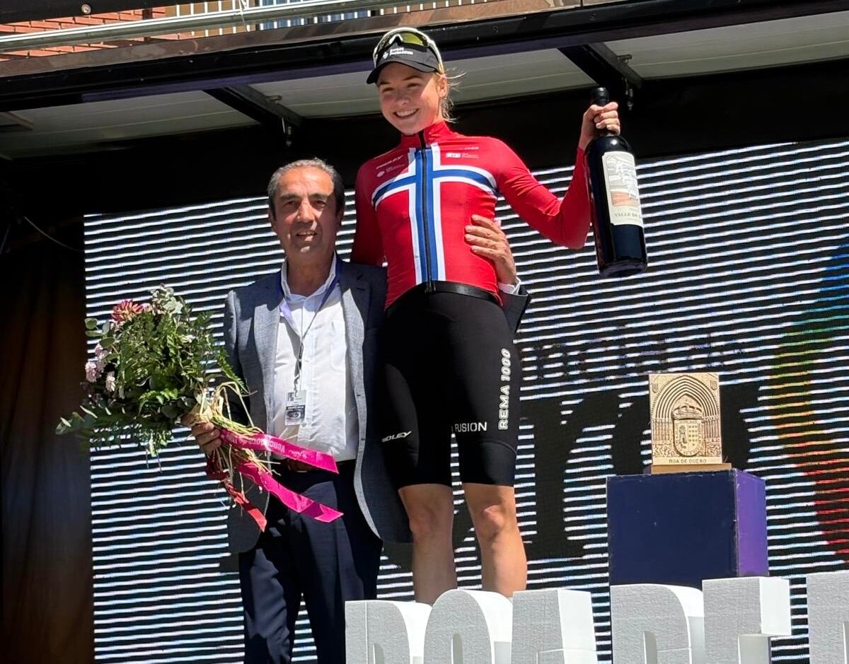 David Colinas, alcalde de Roa, junto a la ganadora de la prueba Bjørndal Ottestad