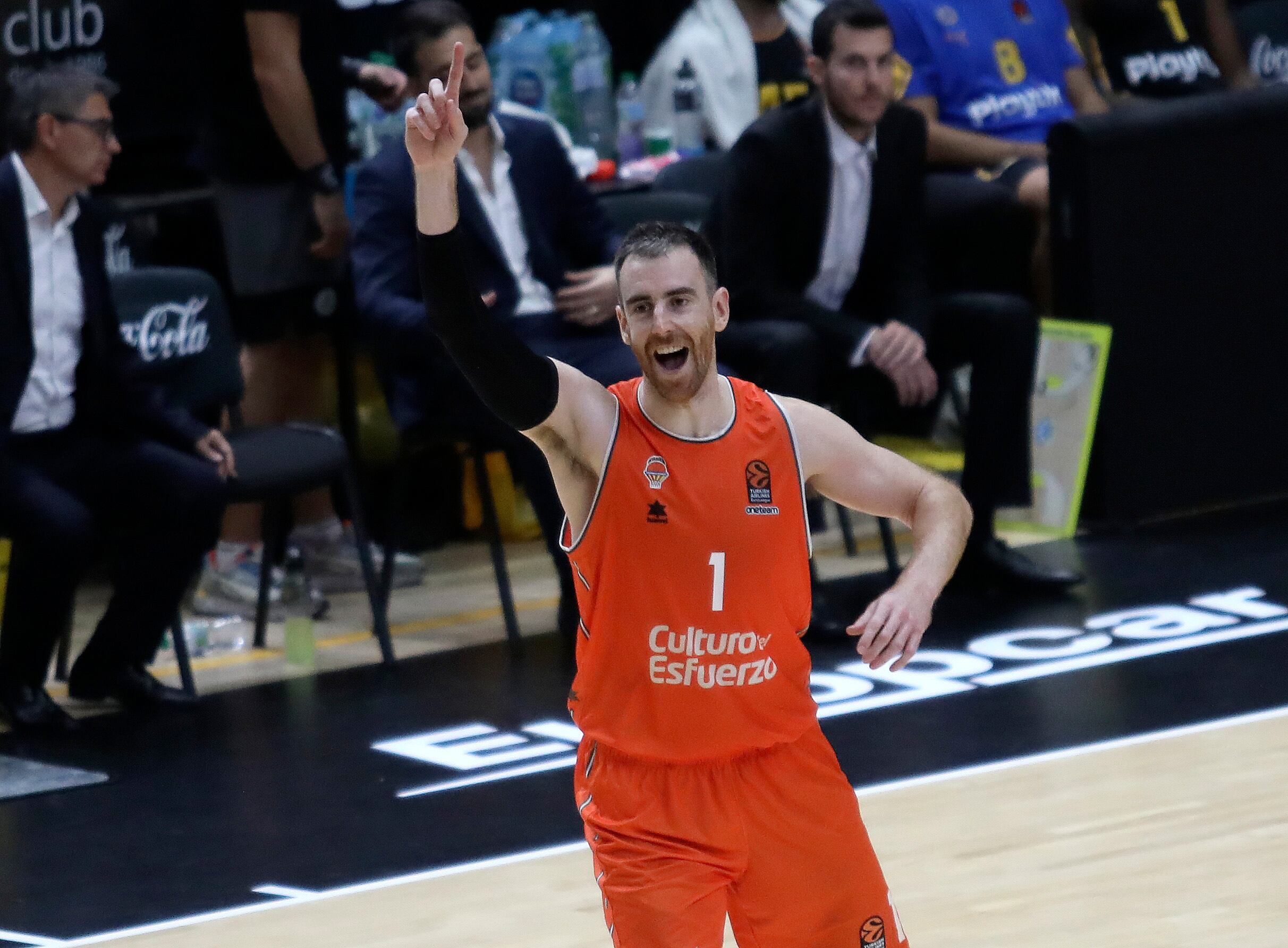 VALENCIA, SPAIN - OCTOBER 18: Victor Claver, #1 of Valencia Basket during the Turkish Airlines EuroLeague Regular Season Round 3 match between Valencia Basket and Maccabi Playtika Tel Aviv at La Fonteta on October 18, 2023 in Valencia, Spain. (Photo by Juan Navarro/Euroleague Basketball via Getty Images)