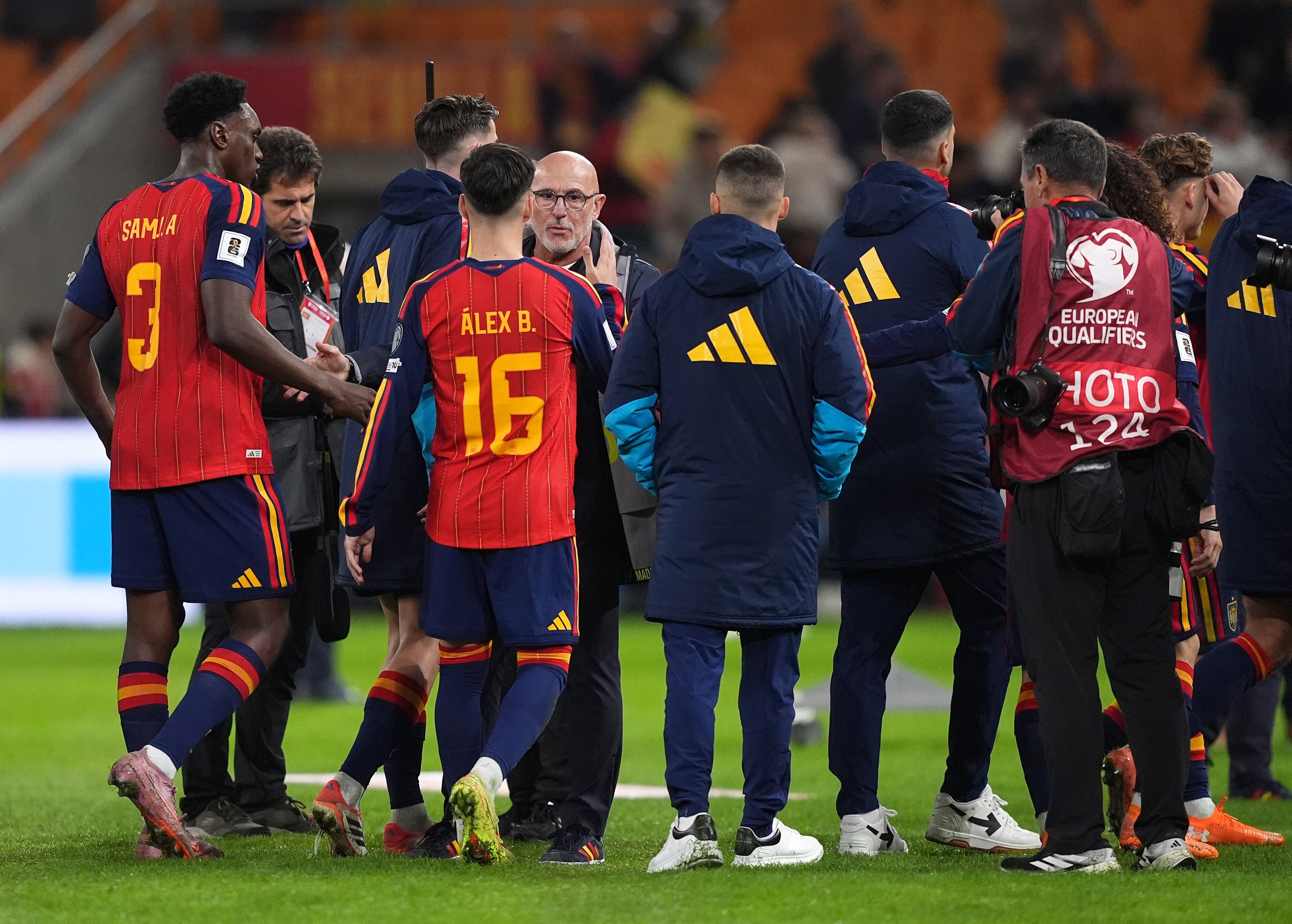 Luis De La Fuente junto a Samu Aghehowa en el partido clasificatorio al Mundial frente a Turquía