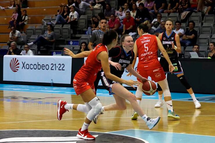 Embutidos Pajariel Bembibre venció por 67-68 a Durán Maquinaria Ensino en un nuevo encuentro de preparación para adjudicarse el Torneo Xacobeo. Erin Whalen, que acabó con 17 puntos, fue designada de la jugadora más destacada del choque y se llevó el galardón por una actuación muy completa (9 rebotes).