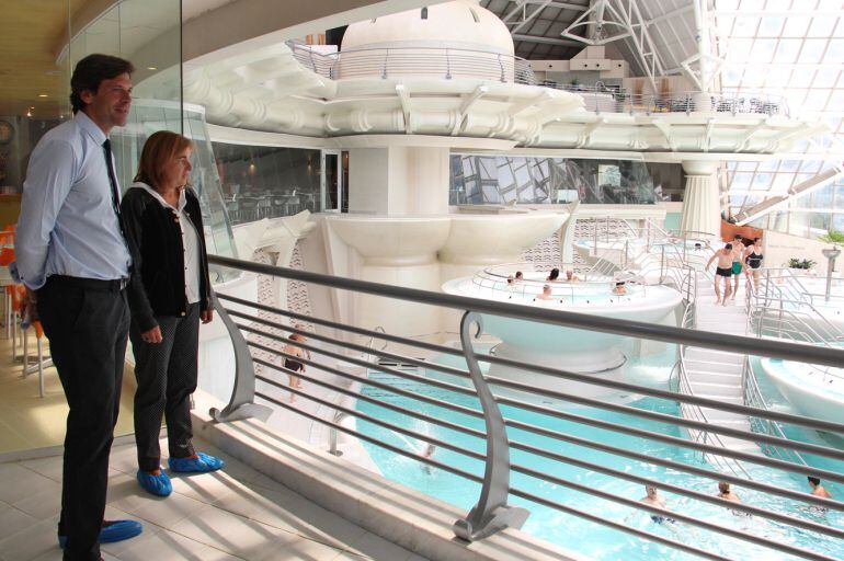 Miguel Pedregal, director de Caldea, i Trini Marin, cònsol d'Escaldes, observen la piscina central de Caldea