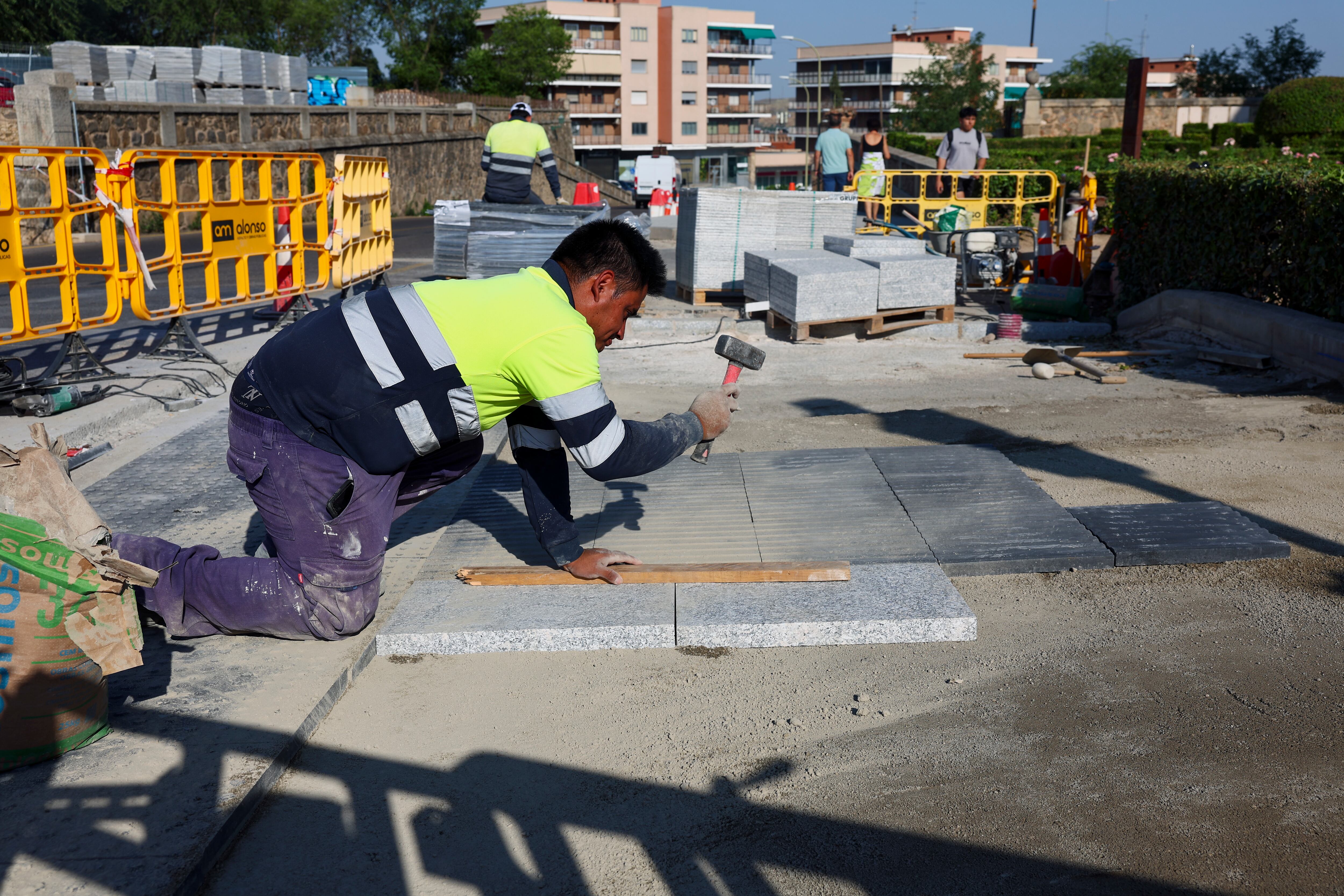 TOLEDO, 04/08/2025.- Un trabajador de la construcción este lunes en Toledo. El número de personas inscritas en las oficinas del Servicio Público de Empleo Estatal (SEPE) en España se redujo en julio, por sexto mes consecutivo, hasta los 2.404.606, la cifra total más baja desde hace 18 años, mientras que la afiliación a la Seguridad Social rozó los 22 millones y marcó un nuevo máximo histórico impulsada por el tirón del comercio. EFE/ Ismael Herrero
