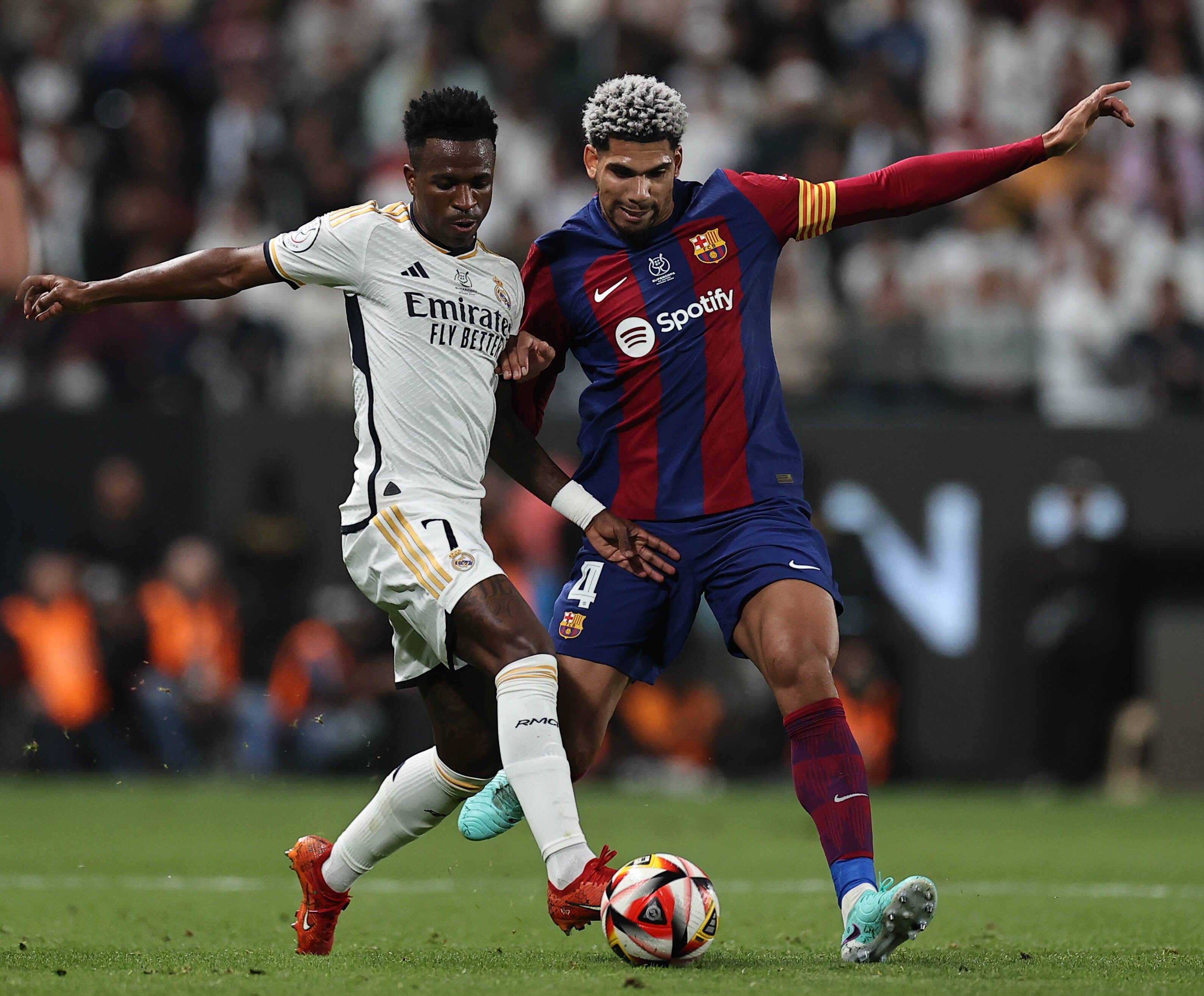 Vinicius y Araújo pelean la pelota en la final de la Supercopa de España 2023