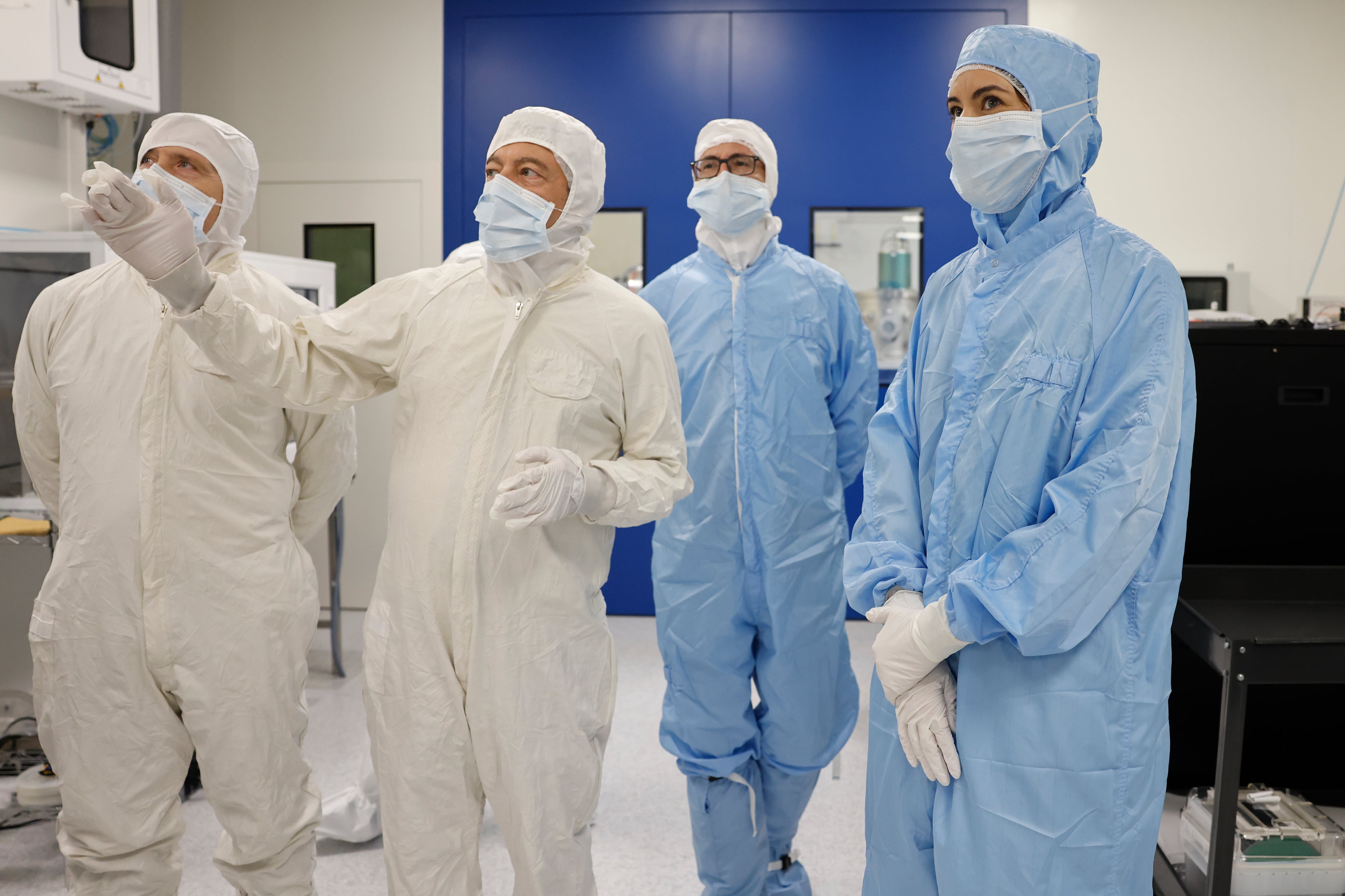 València, 19/07/2024.-La ministra de Ciencia, Innovación y Universidades, Diana Morant (d), este viernes durante su visita la Sala Blanca del Centro de Tecnología Nanofotónica (NTC-UPV) de la Universitat Politècnica de València.-EFE/ Ana Escobar POOL
