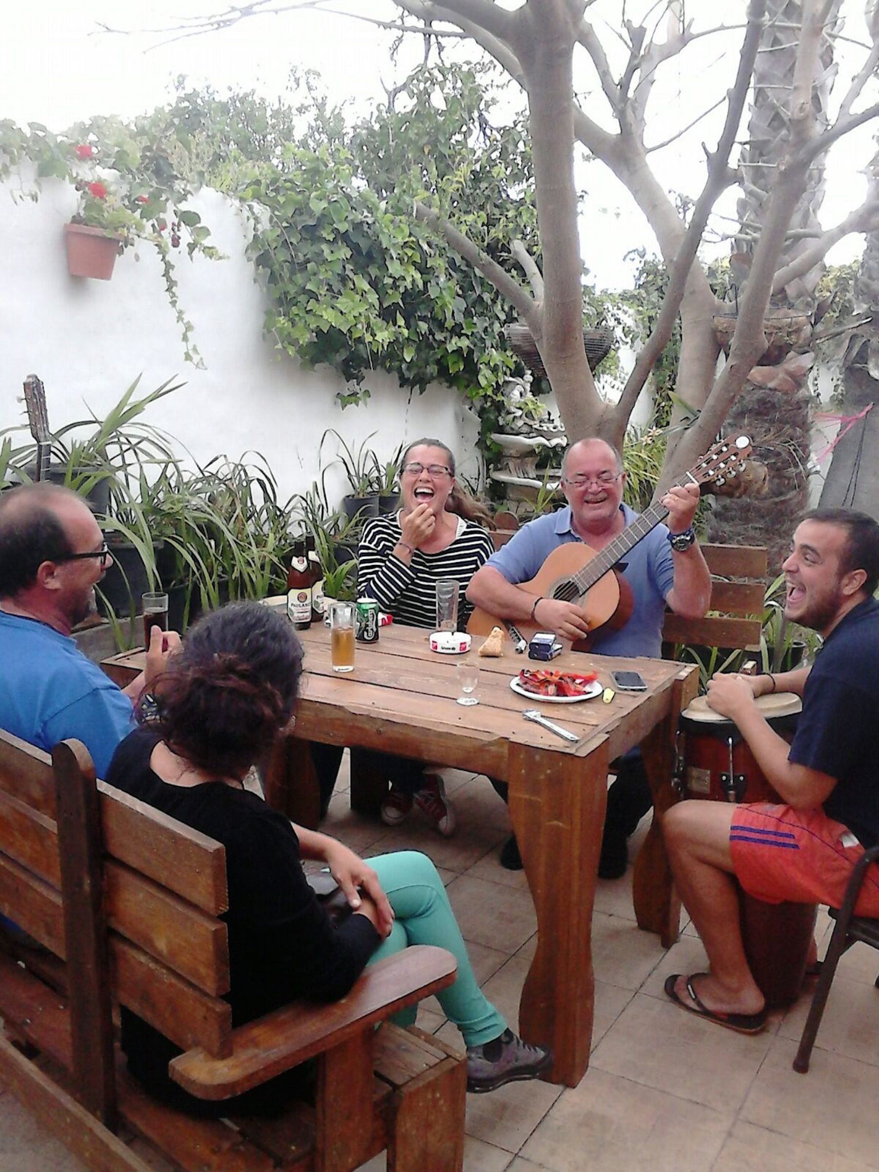 En &quot;Villa Goyoli&quot; se celebró la vida durante treinta años con guitarras y alegría hasta que el volcán se la llevó. Gregorio, David y su familia en una de esas celebraciones.