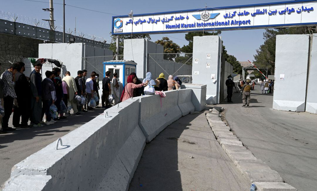 Afganos tratando de entrar al aeropuerto de Kabul.