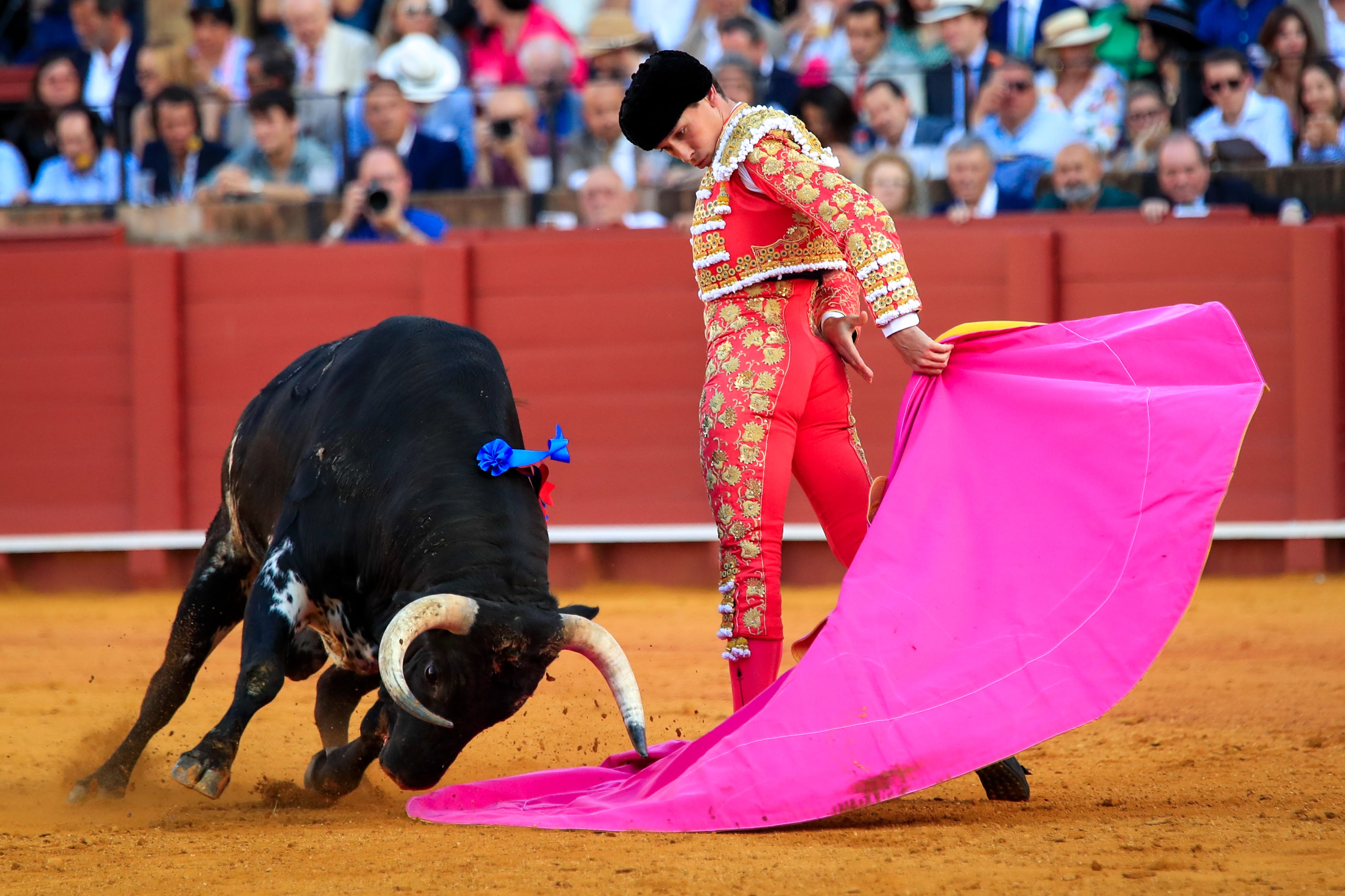 SEVILLA, 29/04/2023.- El torero Ginés Marín faena a su primer toro, de la ganadería de El Torero, en la decimotercera corrida de abono de la Feria de Abril esta tarde en la plaza de la Real Maestranza de Sevilla. EFE/Julio Muñoz
