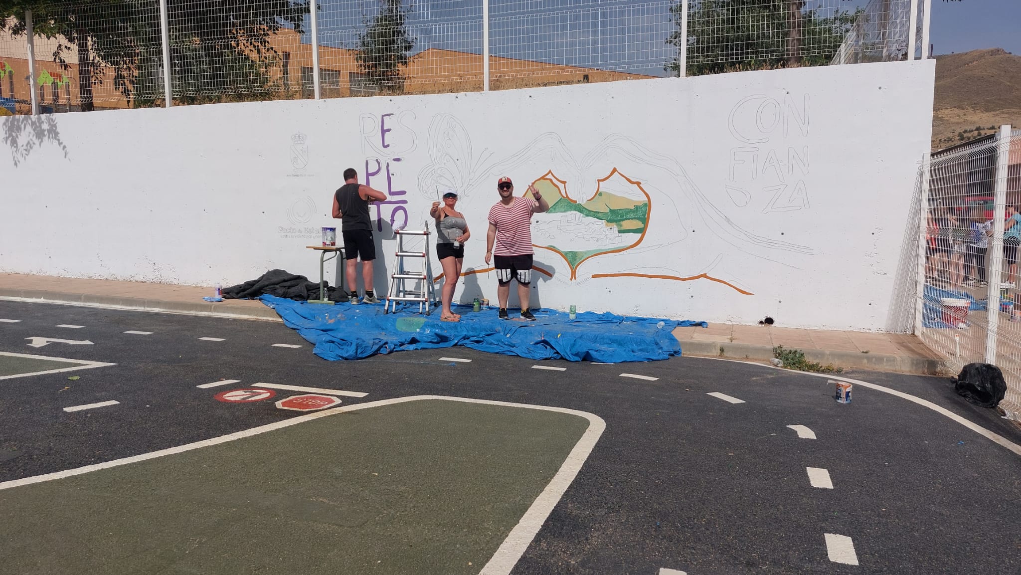 Técnicos de la empresa Sozially elaborando el segundo mural junto al circuito de educación vial en el Parque de la Igualdad