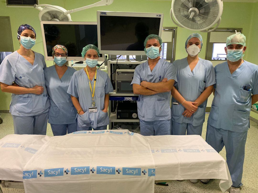 Personal sanitario con la nueva torre de endoscopia