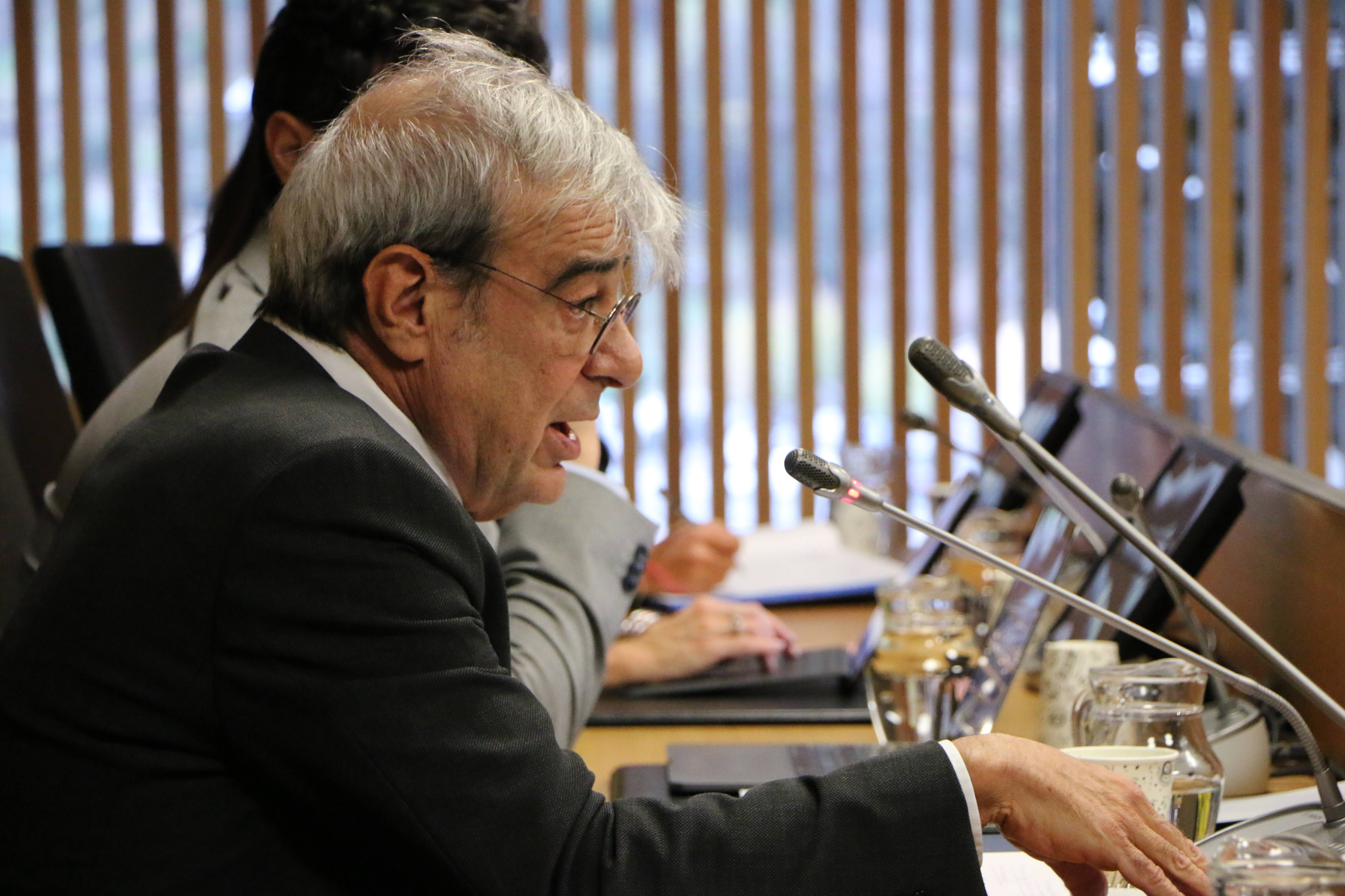 El ministre de Relacions Institucionals, Ladis Baró, ha compareguut davant de la comissió legislativa del Consell General