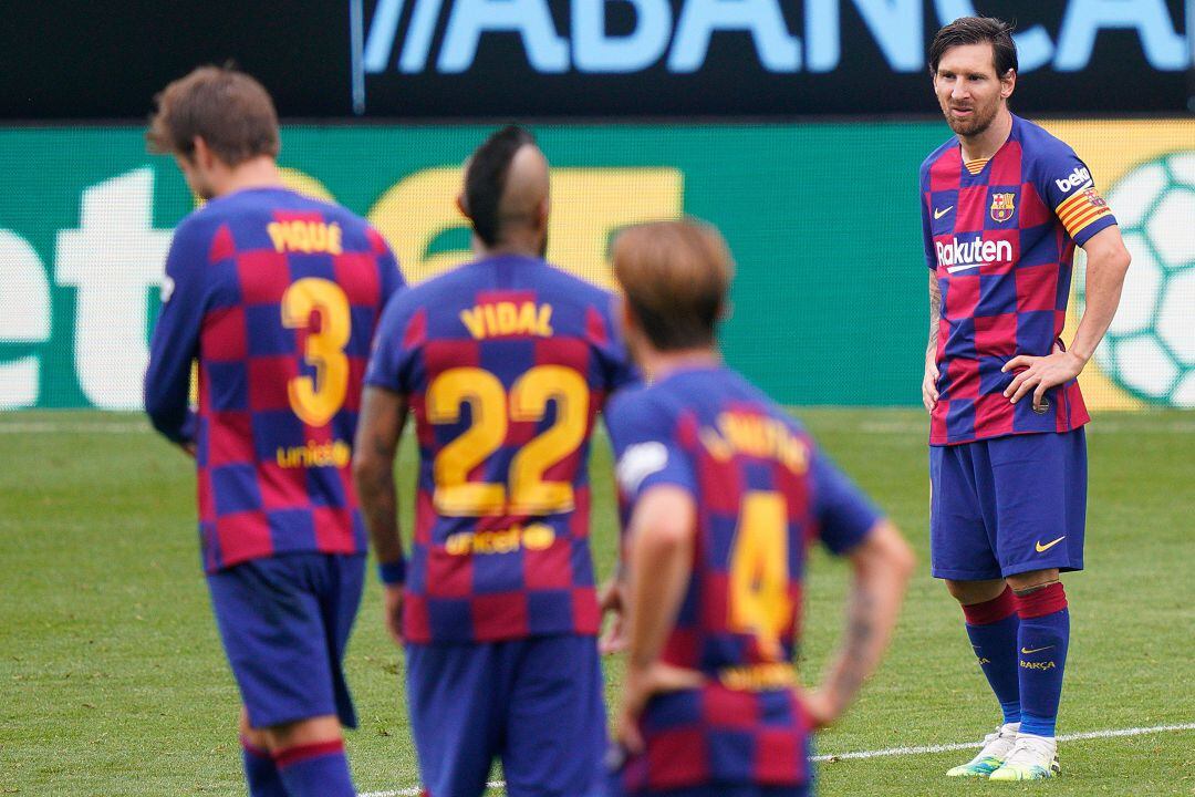 Los jugadores del Barça, durante el partido en Balaídos. 