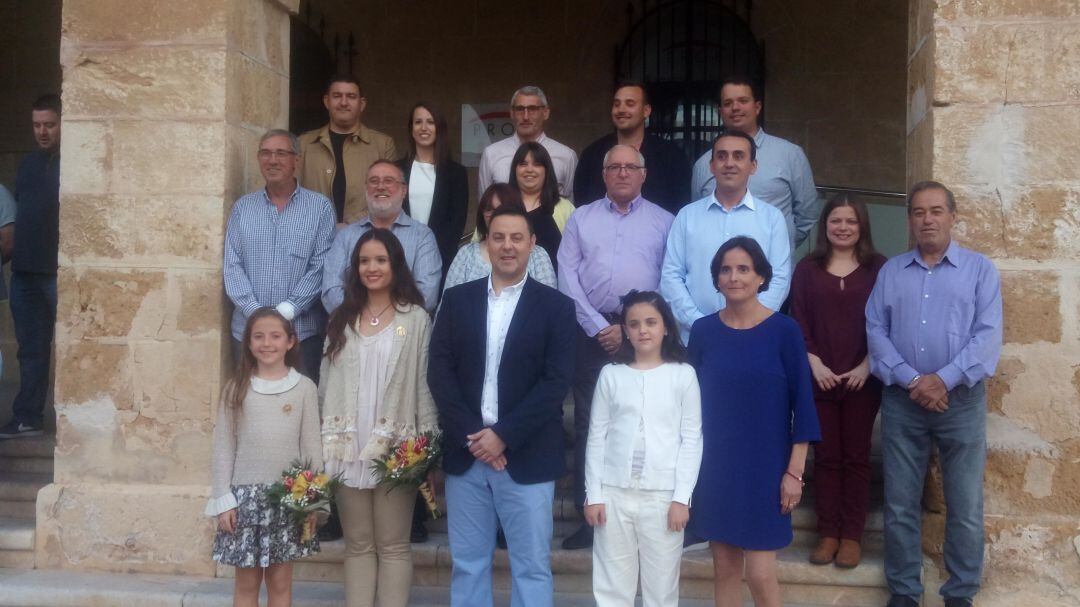 Junta Local Falleras de Dénia, con las Falleras Mayores Amparo Petrie y Neus Suárez.