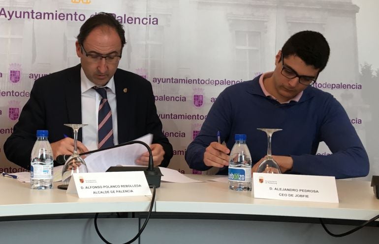 Alejandro Pedrosa (derecha), CEO JobFie, en la firma del convenio en el Ayuntamiento de Palencia