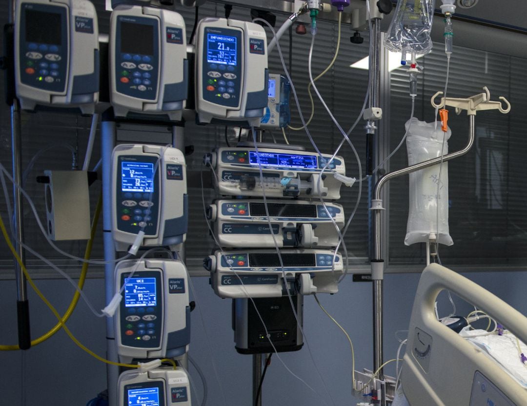 Un paciente ingresado en la Unidad de Cuidados Intensivos (UCI) para enfermos de coronavirus.
