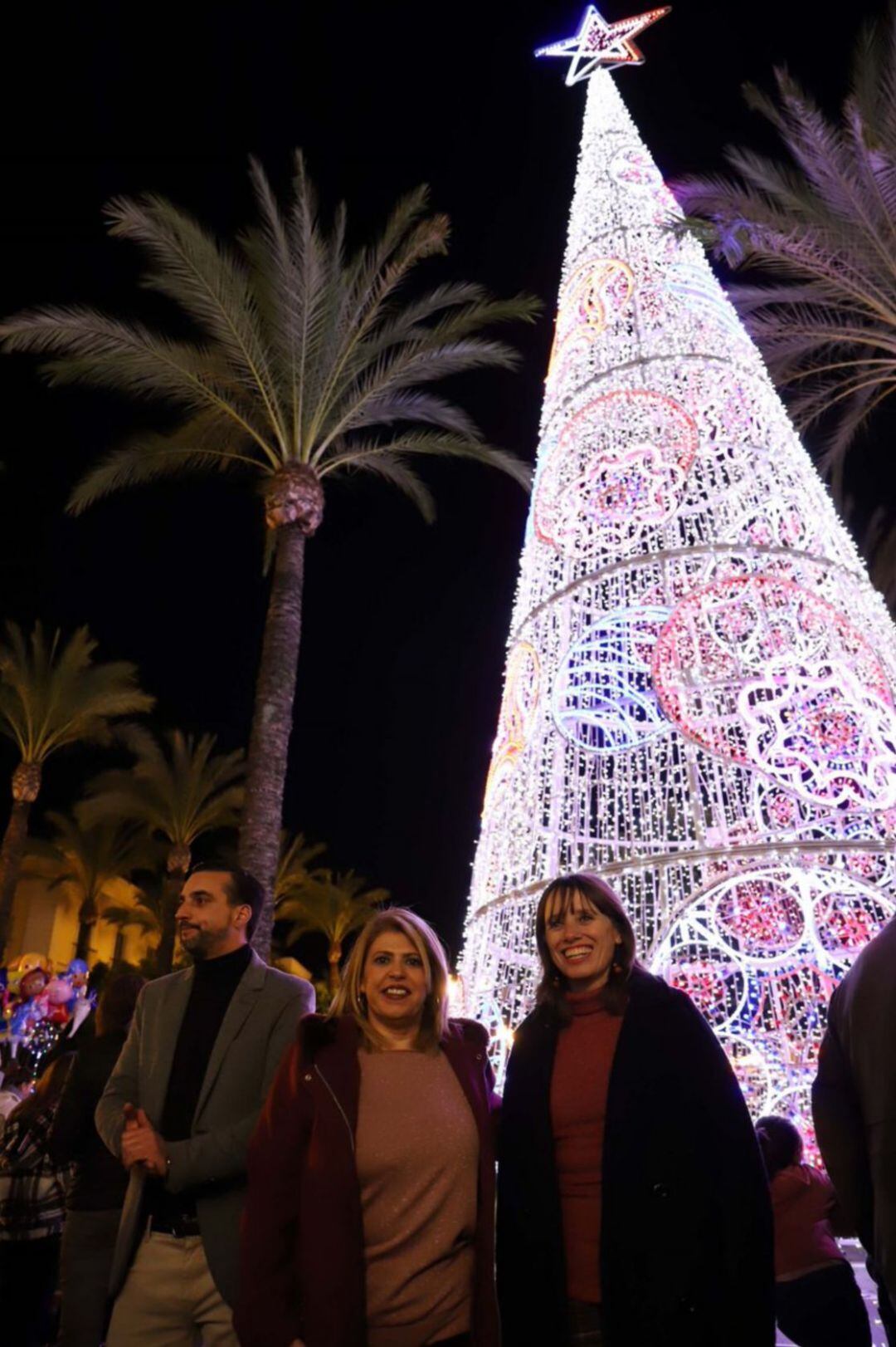 José Antonio Díaz junto a la alcaldesa Mamen Sánchez y Laura Álvarez durante el encendido del alumbrado navideño el pasado viernes