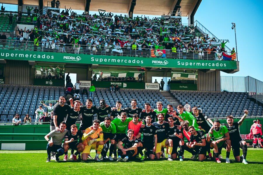 Los jugadores del Elche y los aficionados celebran la victoria de la pasada jornada en Córdoba