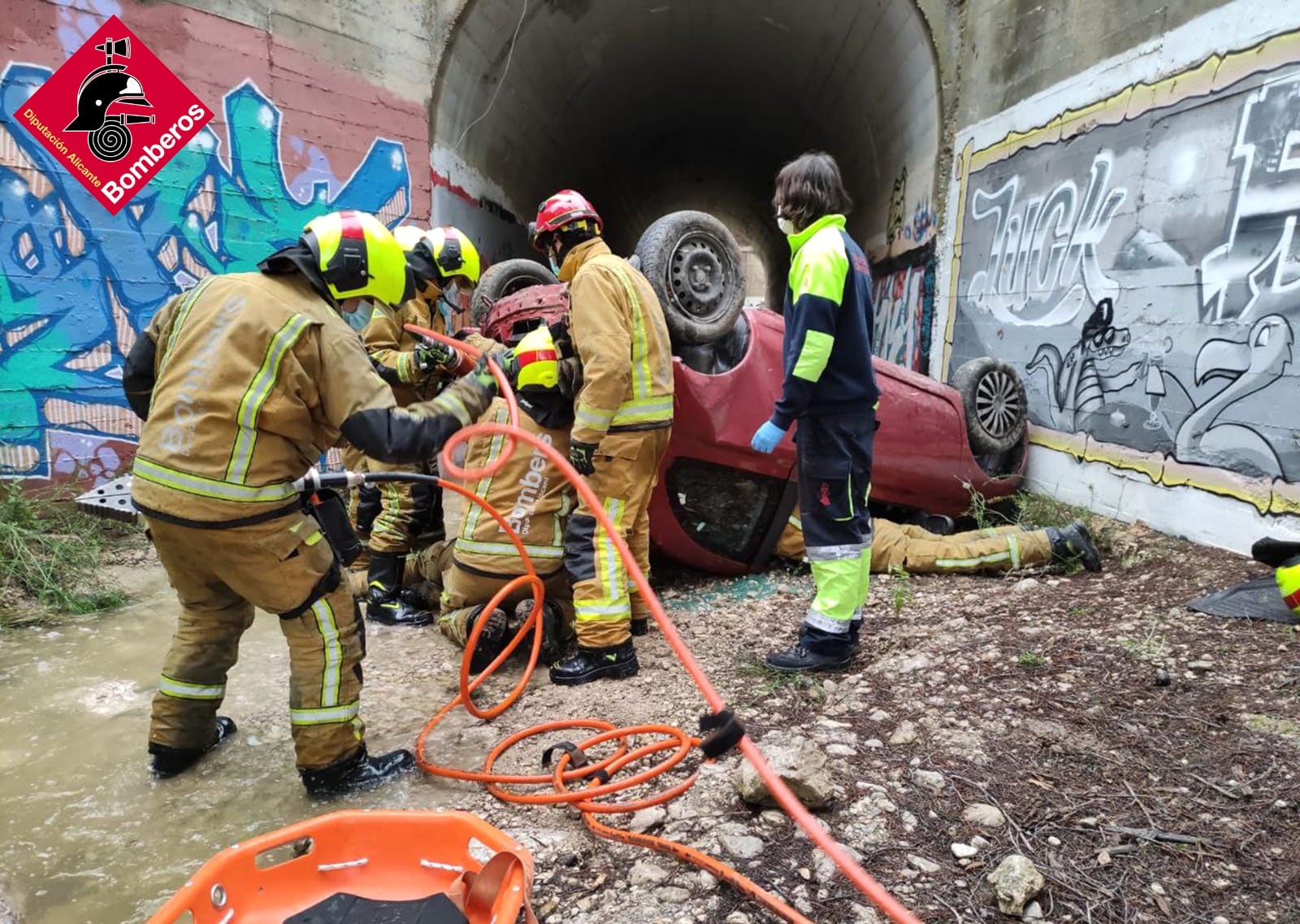 Intervención de los bomberos en el accidente de este jueves en la salida Benidorm Sur de la AP-7 / CPBA