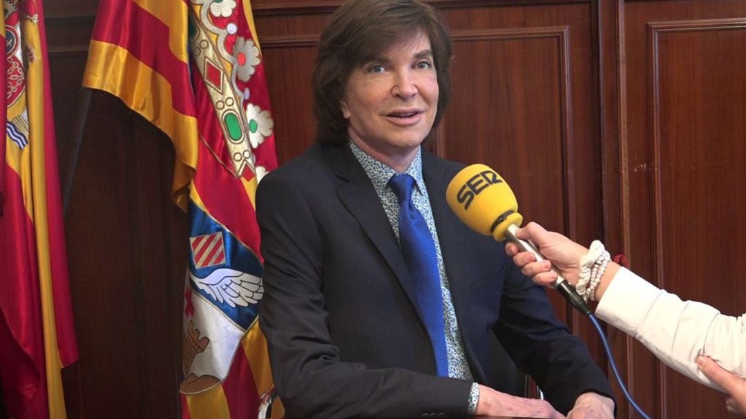 Camilo Sesto atiende a Radio Alcoy en el Ayuntamiento de Alcoy en 2016