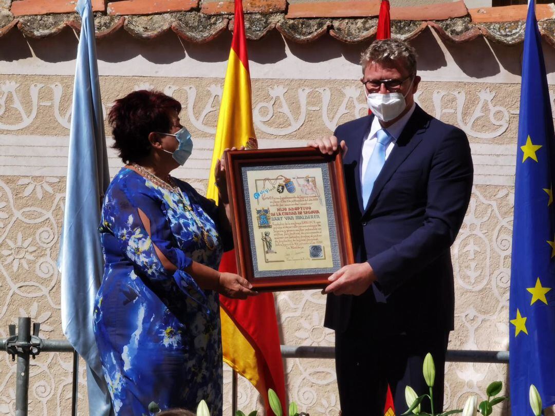 La alcaldesa de Segovia, Clara Luquero, entrega el título de Hijo Adoptivo de la ciudad de Segovia al empresario belga Bart Van Malderen. 