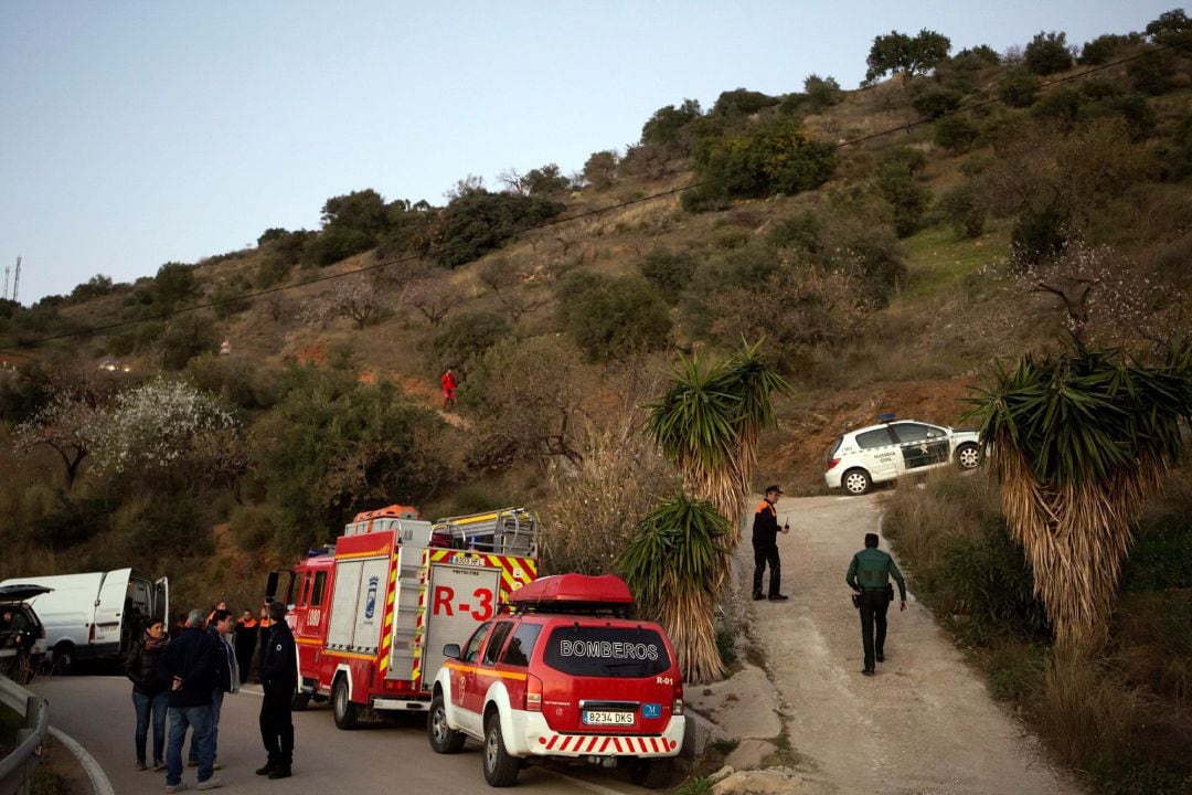 Dispositivo de rescate del niño de 2 años que ha caído este domingo a un pozo de unos 150 metros de profundidad en la localidad malagueña de Totalán. 