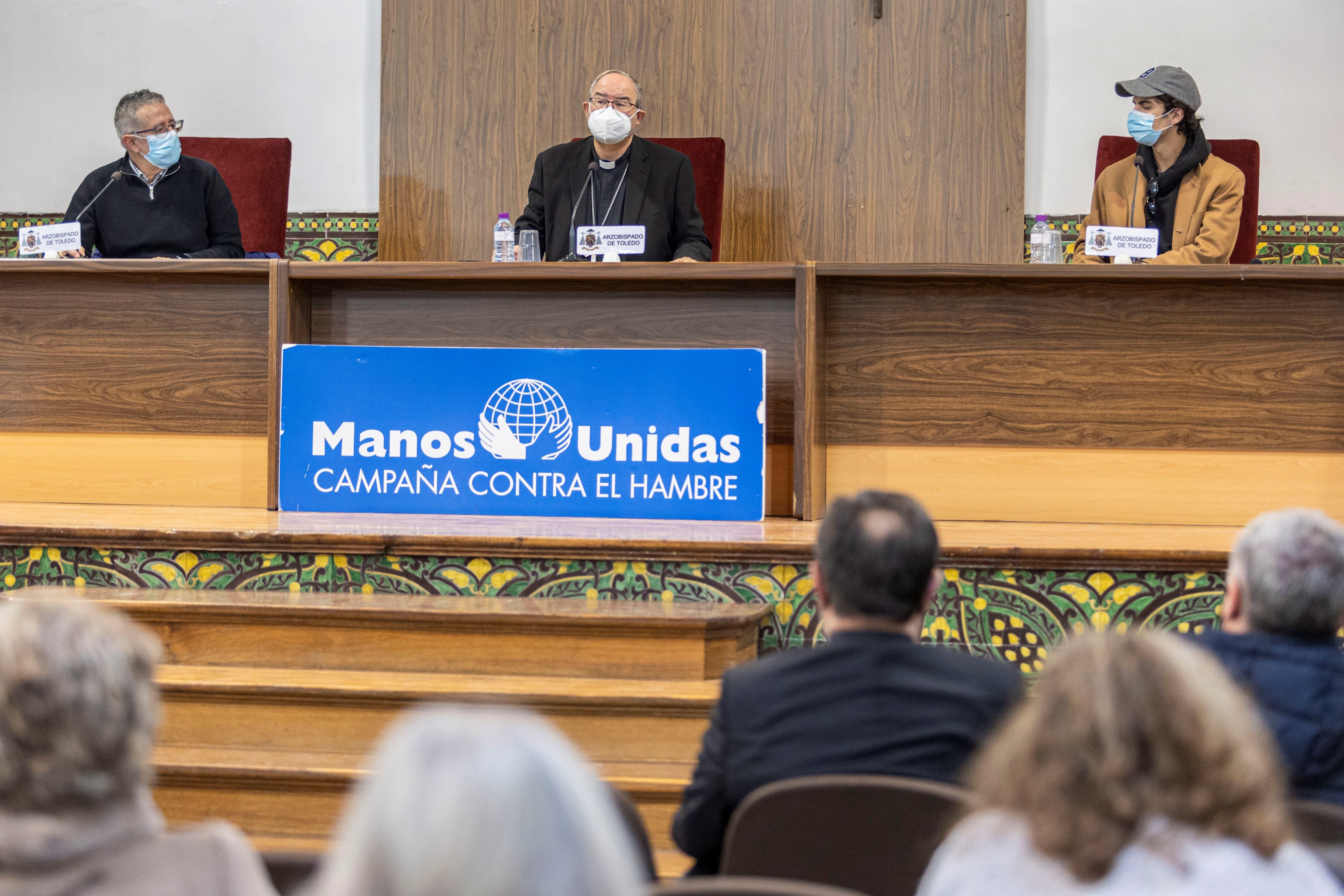 El delegado de Manos Unidas en la archidiócesis, Antonio Juanes, el arzobispo de Toledo, Francisco Cerro (en el centro), y el cantante Grilex presentan la campaña de lucha contra el hambre este lunes en el Arzobispado de Toledo.