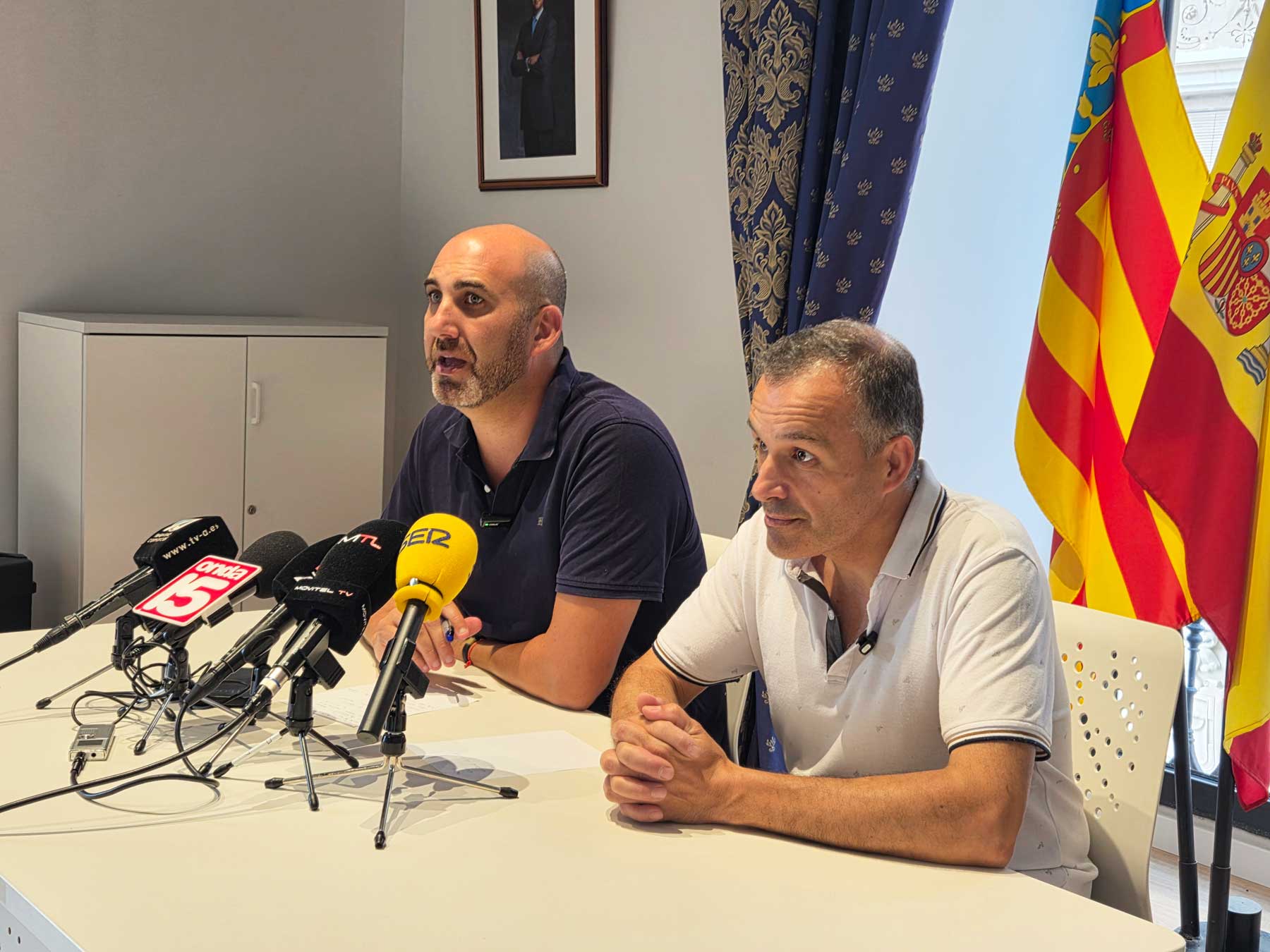 El alcalde de Castalla, Jesús López, y el presidente de la Agrupación de Comparsas, Ramón Galvañ, durante la rueda de prensa de presentación de los actos de las Fiestas de Moros y Cristianos