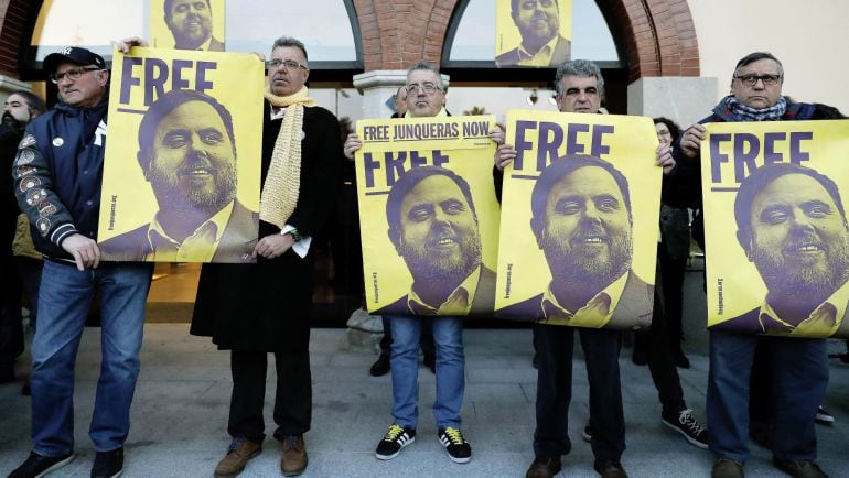 Cientos de ciudadanos se concentraron frente al ayuntamiento de Sant Vicenç dels Horts (Barcelona), en un acto organizado por ERC, con motivo de los 100 días que lleva Oriol Junqueras en la prisión de Estremera