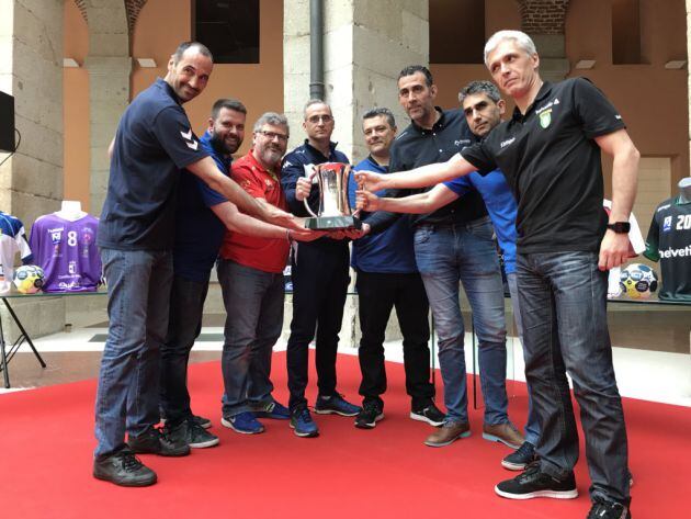 Los entrenadores de los 8 equipos participantes posan con la Copa.