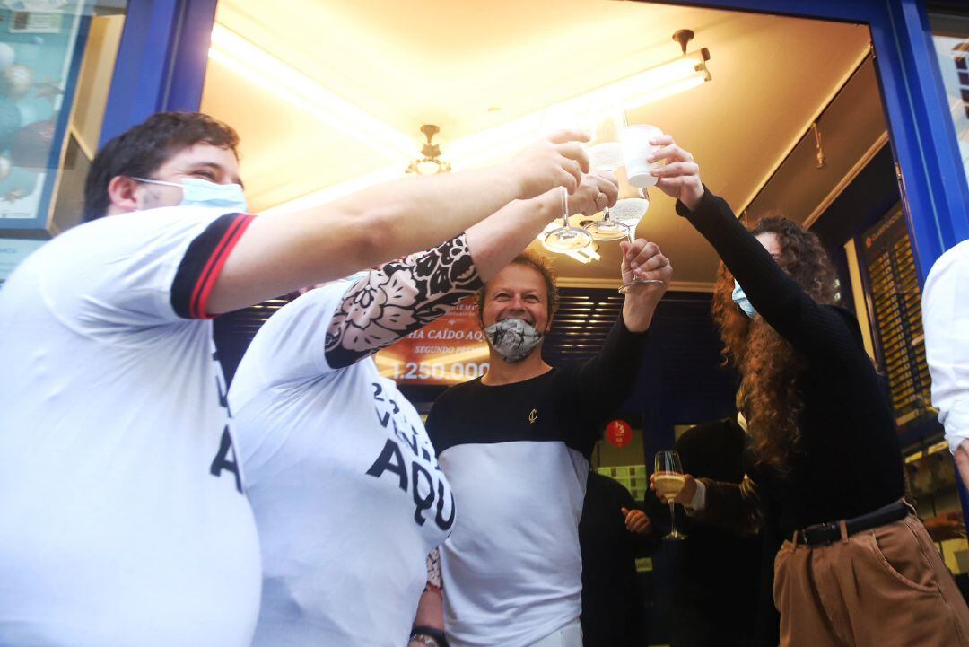 Loteros y clientes de una administración de Lotería