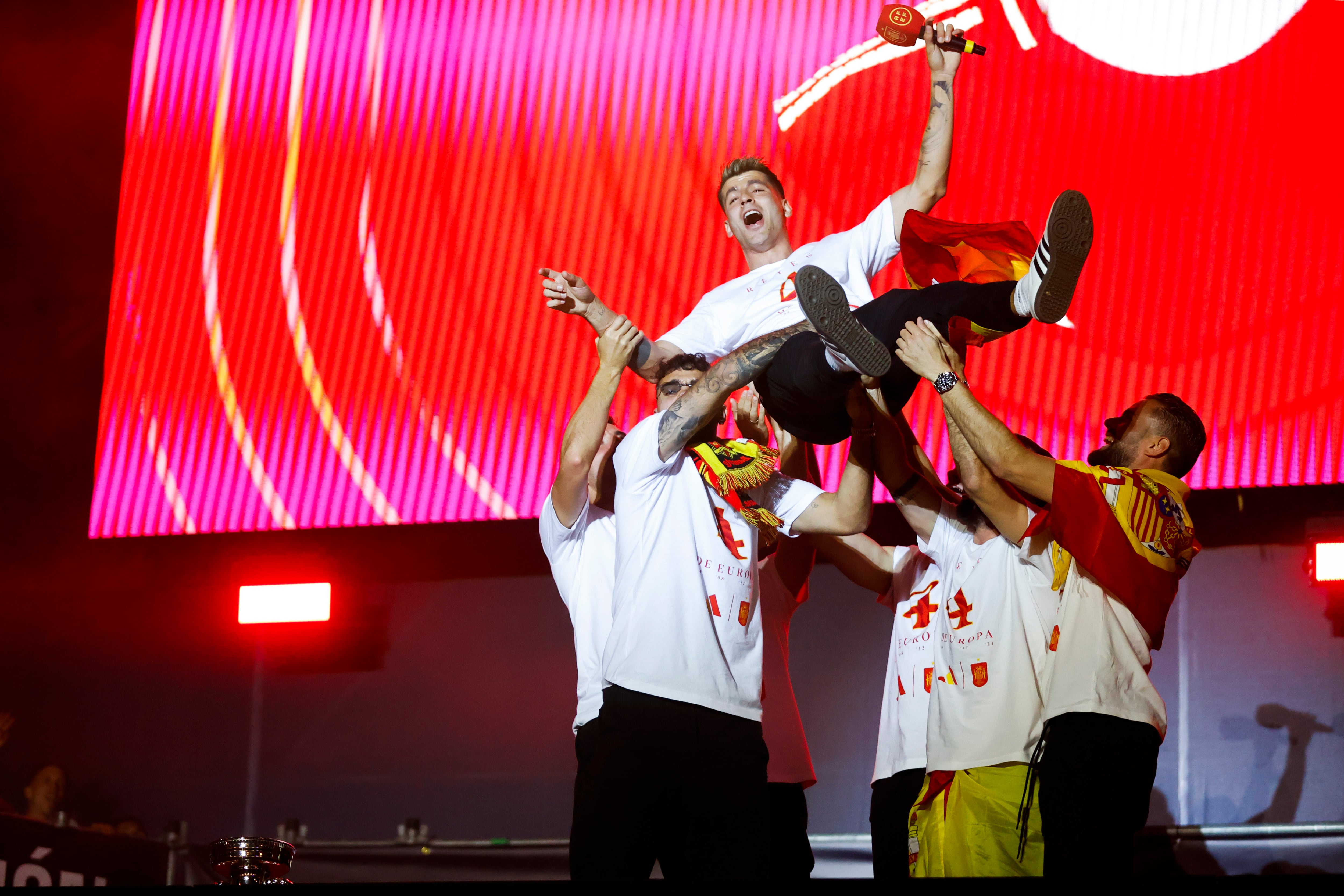 Álvaro Morata, manteado por sus compañeros durante la celebración este lunes en Cibeles del título de campeones de la Eurocopa.