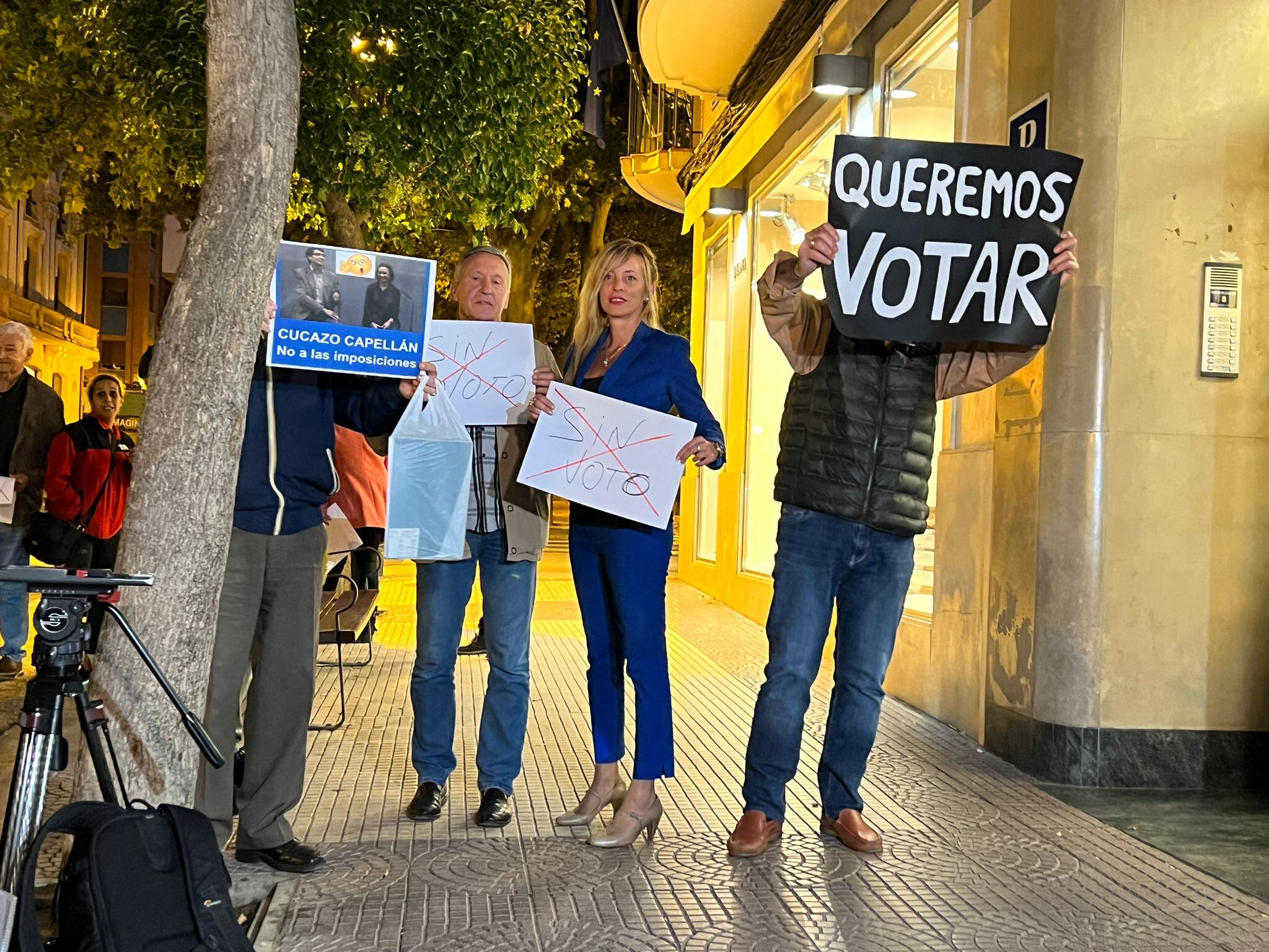 &#039;Cucazo Capellán&#039; o &#039;Queremos votar&#039; son algunos de los mensajes que podían leerse a las puertas de la sede del PP de La Rioja