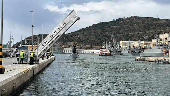 El submarino S-81 parte del Arsenal con el Rey a bordo
