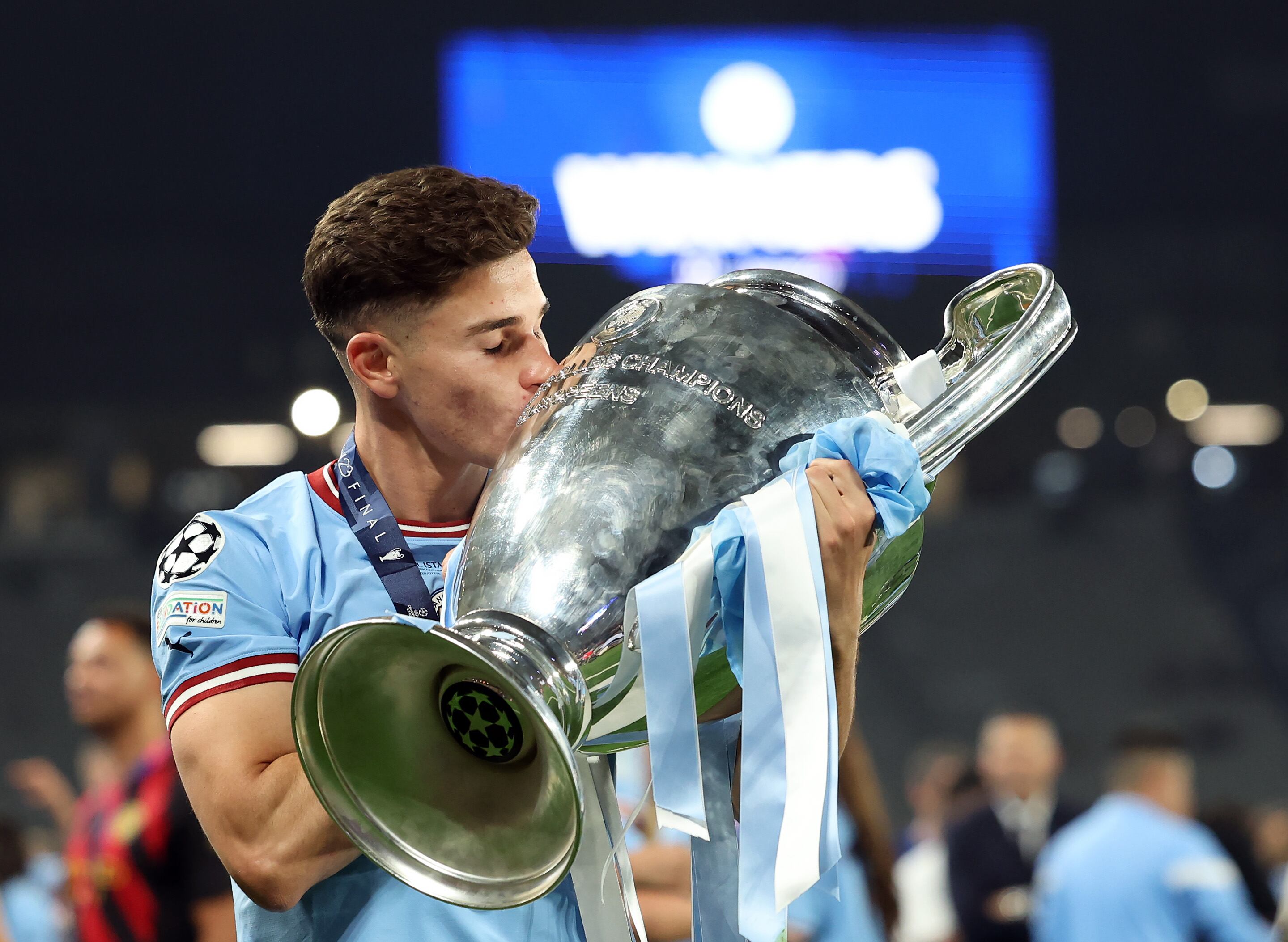 Julián Álvarez besando el título de la Champions League