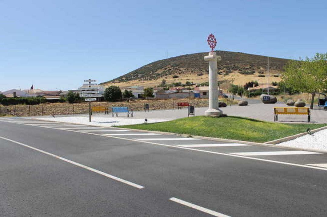 Plaza dedicada a la UME en Villamayor. Al fondo aparece el mástil sin bandera