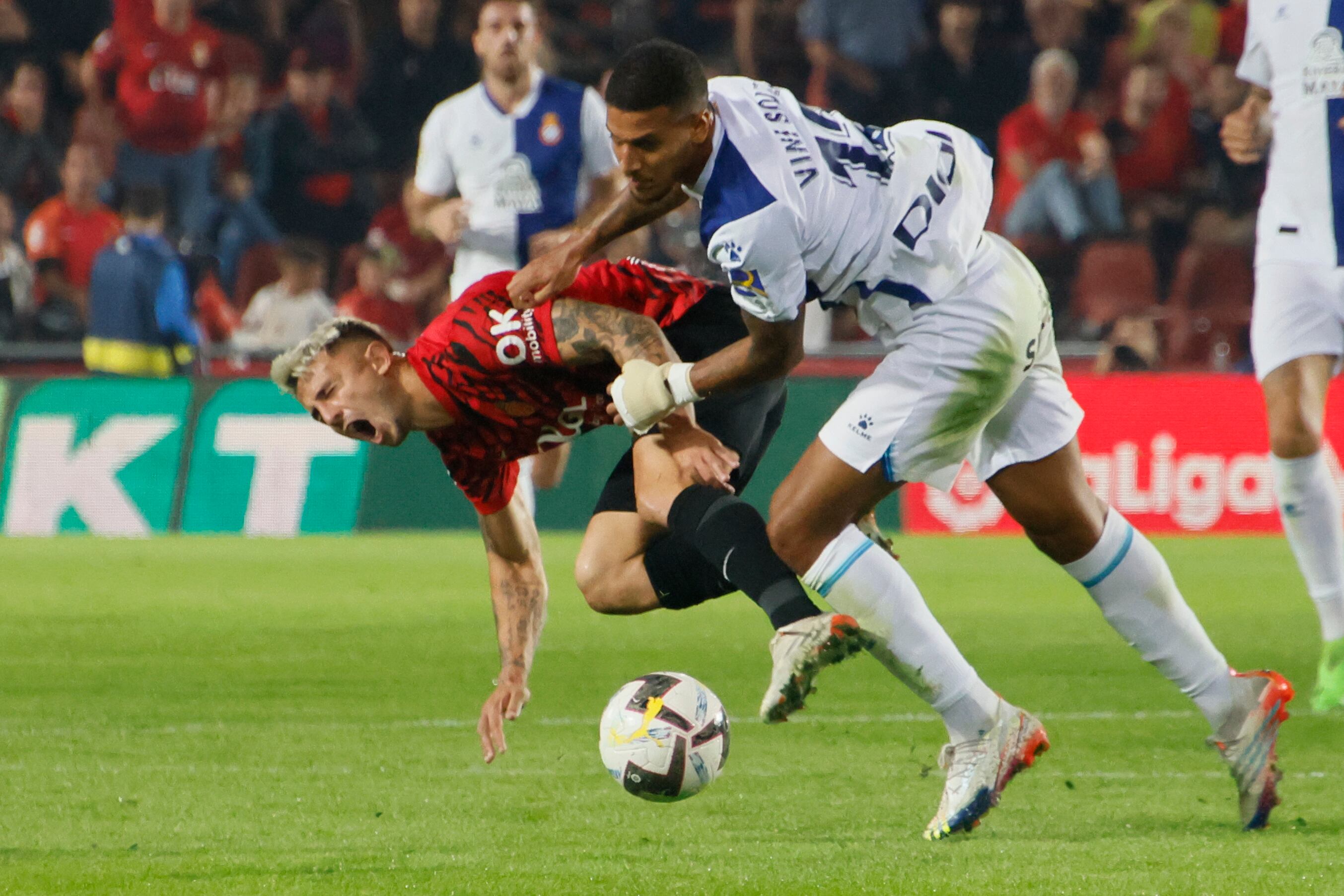 PALMA DE MALLORCA, 28/10/2022.- El defensa del Mallorca Pablo Maffeo (i) lucha con Vinicius de Souza, del RCD Espanyol, durante el encuentro de la jornada 12 de LaLiga entre el RCD Mallorca y el RCD Espanyol, este viernes en el Iberostar Estadi, en Palma de Mallorca. EFE/ Cati Cladera
