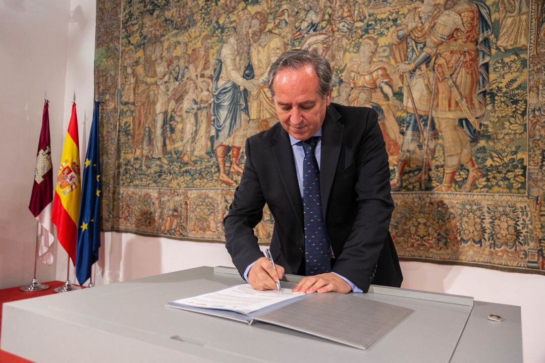 Ángel Nicolás, presidente de CECAM, durante la firma el pasado mes de mayo del Plan de Medidas Extraordinarias para la recuperación económica de la región