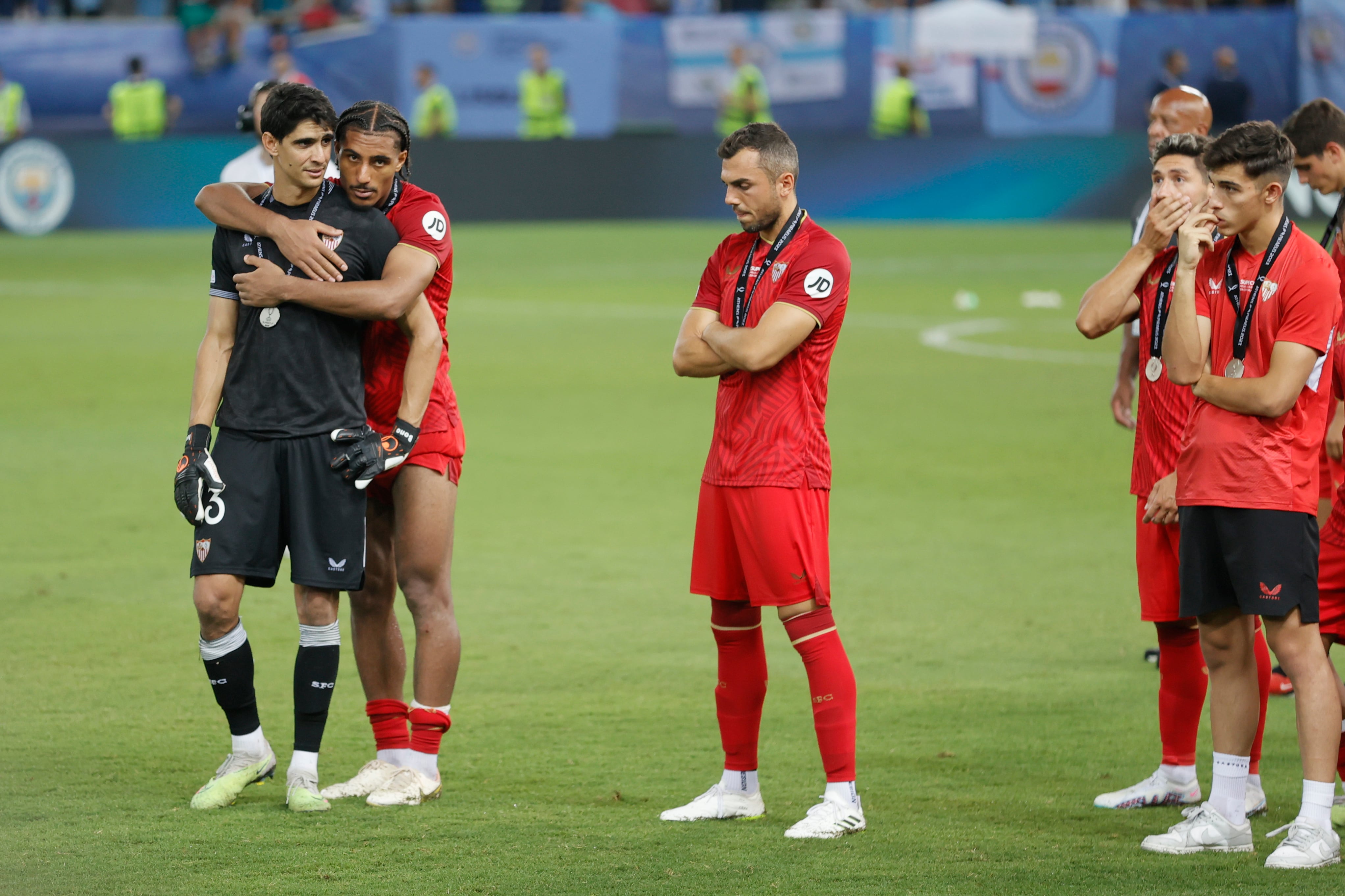 EL PIREO (GRECIA), 16/08/2023.- Los jugadores del Sevilla tras recibir sus medallas de subcampeones al finalizar el partido de la Supercopa de Europa entre el Sevilla y el Manchester City disputado este miércoles en el estadio Georgios Karaiskakis, en El Pireo (Grecia). EFE/Juan Carlos Cárdenas
