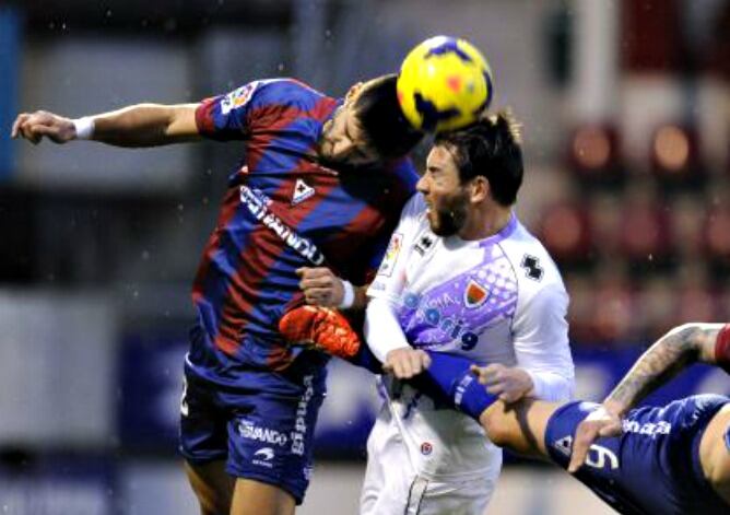 Raul Navas intentar despejar un balón en un partido disputado esta temporada en Ipurua.