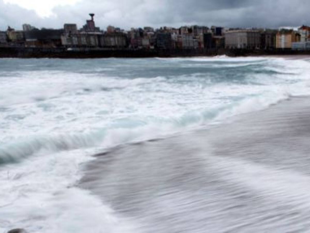 La alerta es naranja por olas de entre 4 y 5 metros de altura y mar de fondo