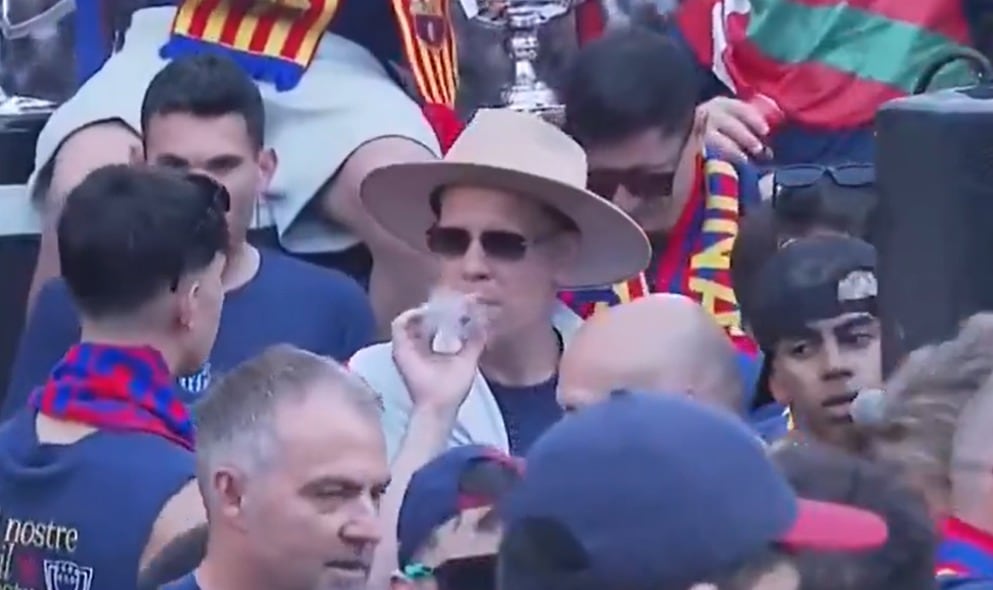 Szcesny y Marc Bernal en la rúa de celebración del FC Barcelona por los títulos de Supercopa, Copa del Rey y LaLiga