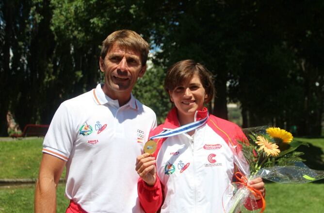 Maialen Chourraut celebra la medalla de oro junto a su marido y seleccionador, Xabier Etxaniz