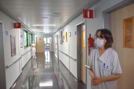 La supervisora de la Unidad de Cuidados Intensivos (UCI), Paloma González Velasco, explicando cómo han logrado una UCI amigable.