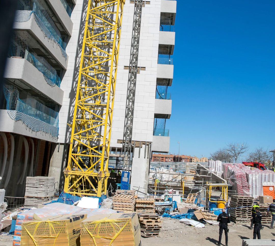 Vista del lugar donde una persona ha fallecido y otra ha resultado herida grave al desplomarse un andamio de las obras de construcción de Torre Zaragoza, el rascacielos de 30 plantas que se está levantando junto a la estación Delicias, en el número 71 de 